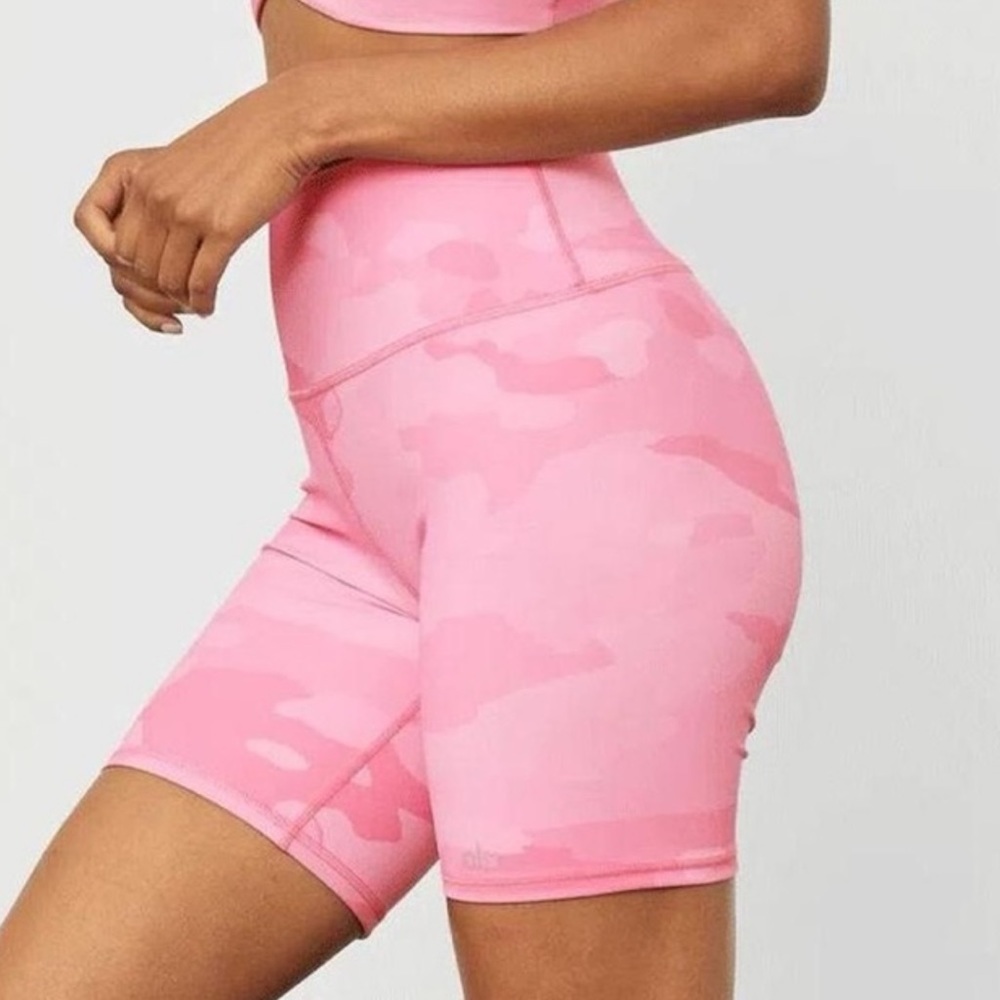 Alo | High Rise Vapor Bike Shorts in Pink Camo - Large